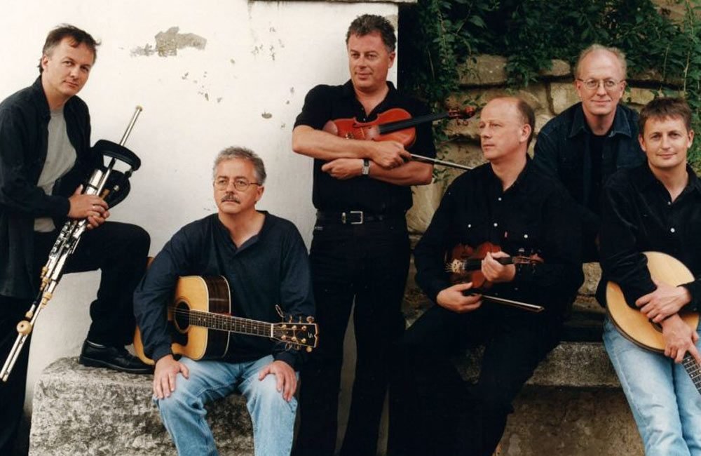 Photo of all male 6 piece trad band Na Casaidigh.