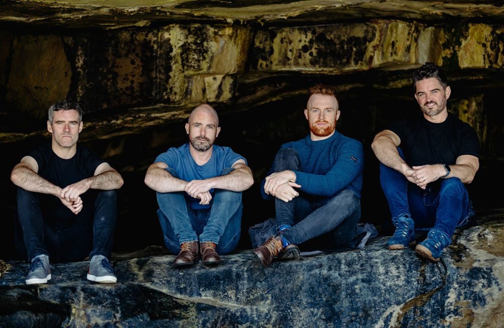 Onóir are a modern Irish male folk group who sing harmony-focused songs and musical arrangements.